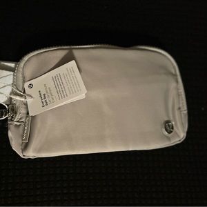 Lululemon Athletica, Lululemon Everywhere Belt Bag 1L (Silver Drop)